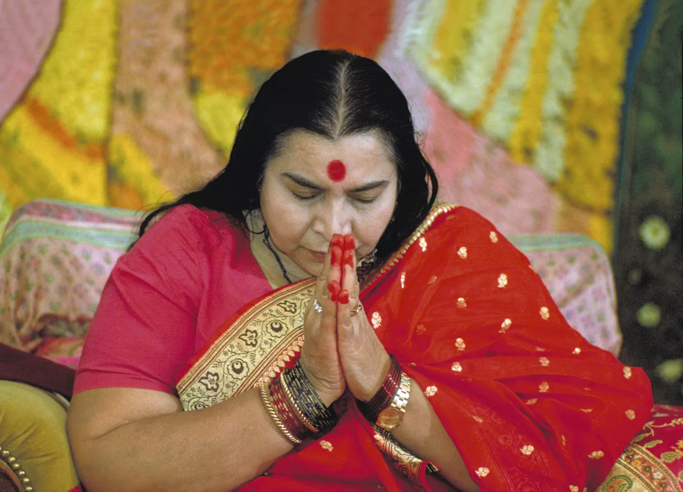 Shri Mataji Nirmala Devi a mani giunte